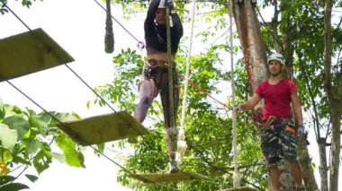 Bir adam ve bir kadın, Extreme Park 'ta zorlu bir pistte yürüyor..