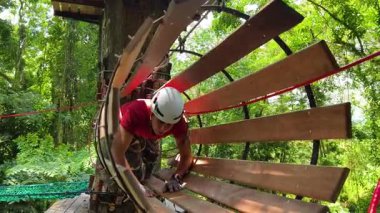 Bir adam uç parkta zorlu bir pistte yürüyor..