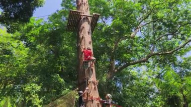 Bir adam ve bir kadın, Extreme Park 'ta zorlu bir pistte yürüyor..