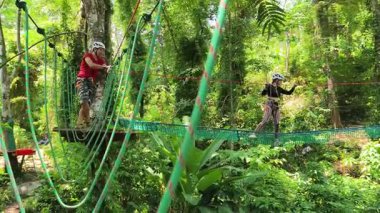 Bir adam ve bir kadın, Extreme Park 'ta zorlu bir pistte yürüyor..