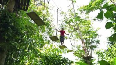 Bir adam ve bir kadın, Extreme Park 'ta zorlu bir pistte yürüyor..