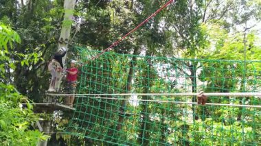 Bir adam ve bir kadın, Extreme Park 'ta zorlu bir pistte yürüyor..