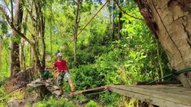 Bir adam uç parkta zorlu bir pistte yürüyor..