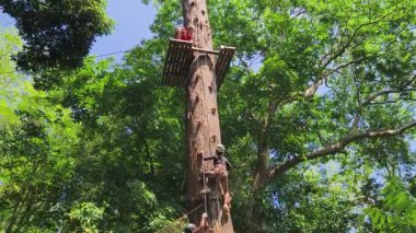 Bir adam ve bir kadın, Extreme Park 'ta zorlu bir pistte yürüyor..