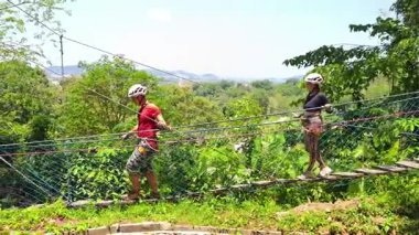 Bir adam ve bir kadın, Extreme Park 'ta zorlu bir pistte yürüyor..