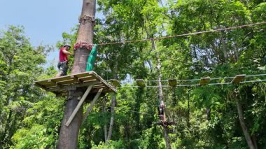 Bir adam uç parkta zorlu bir pistte yürüyor..