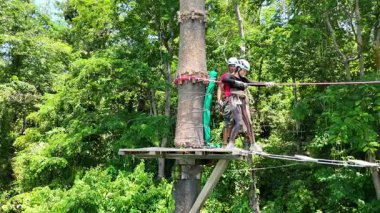 Kadın, uç parkta zorlu bir pistte yürüyor..