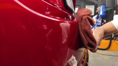 Çarpıcı ve parlak bir son için kusursuz teknikler kullanan araba detaylandırması.