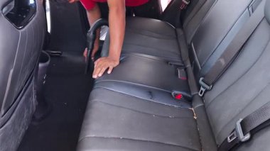 Profesyonel araba içi süpürme servisi tertemiz temizlik sonuçlarını garanti ediyor..