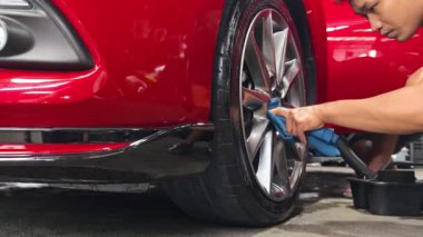 Profesyonel atölye ortamında sunulan uzman araba tekerleği temizleme hizmetleri.