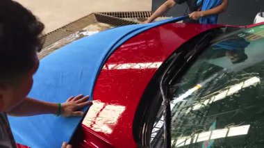 Çarpıcı ve parlak bir son için kusursuz teknikler kullanan araba detaylandırması.