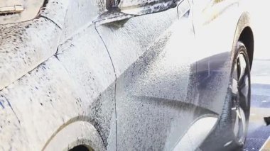 Lüks köpük spreyli kaliteli araba yıkama ve kusursuz bir son için yüksek basınçlı teknikler.