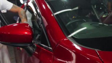 Çarpıcı ve parlak bir son için kusursuz teknikler kullanan araba detaylandırması.