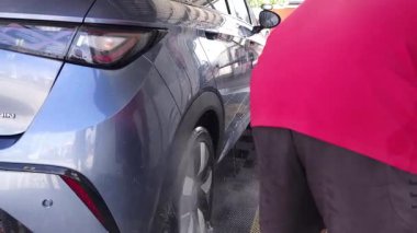 Lüks köpük spreyli kaliteli araba yıkama ve kusursuz bir son için yüksek basınçlı teknikler.