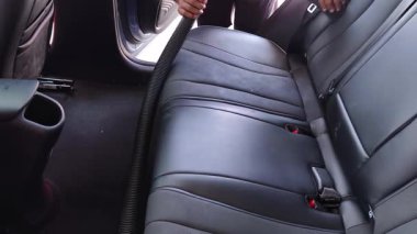 Profesyonel araba içi süpürme servisi tertemiz temizlik sonuçlarını garanti ediyor..