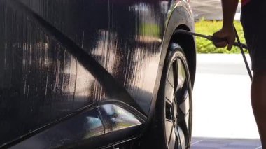 Lüks köpük spreyli kaliteli araba yıkama ve kusursuz bir son için yüksek basınçlı teknikler.
