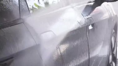 Lüks köpük spreyli kaliteli araba yıkama ve kusursuz bir son için yüksek basınçlı teknikler.