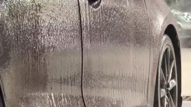 Lüks köpük spreyli kaliteli araba yıkama ve kusursuz bir son için yüksek basınçlı teknikler.