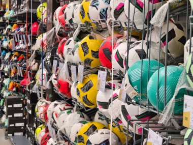 MAYIS 08, 2025 - PHUKET, THAILAND: Büyük perakende spor mağazası dekatlonu.