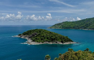 Uçsuz bucaksız okyanusun ortasında, mavi sularla çevrili küçük bir ada..
