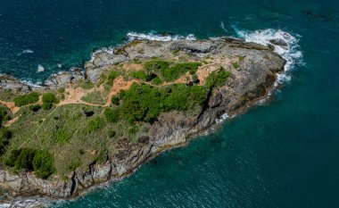 Uçsuz bucaksız okyanusun ortasında, mavi sularla çevrili küçük bir ada..