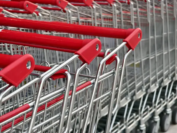 Bir sıra alışveriş arabası düz bir sıraya dizilmiştir..