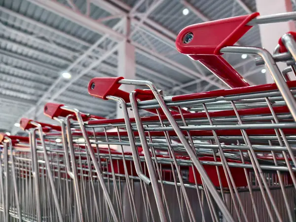 Bir sıra alışveriş arabası düz bir sıraya dizilmiştir..