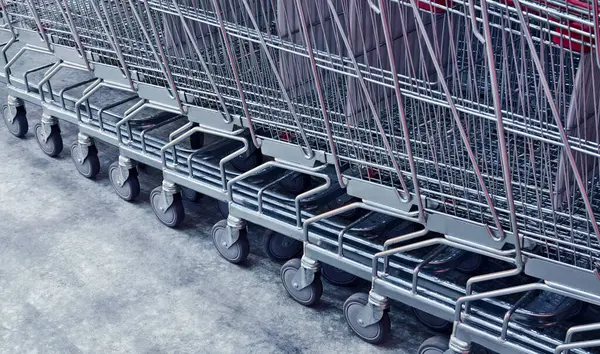 Bir sıra alışveriş arabası düz bir sıraya dizilmiştir..