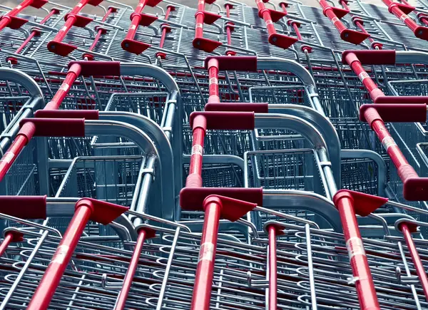 Bir sıra alışveriş arabası düz bir sıraya dizilmiştir..