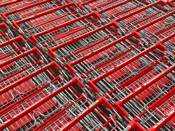 Bir sıra alışveriş arabası düz bir sıraya dizilmiştir..