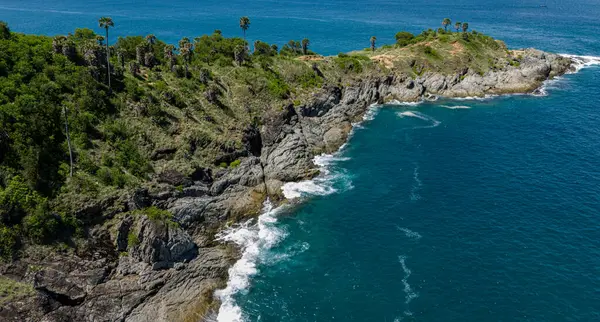 Uçsuz bucaksız okyanusun ortasında, mavi sularla çevrili küçük bir ada..