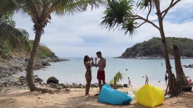 Bir adam ve bir kadın dalmadan önce gözlük ve şnorkel takıyor..