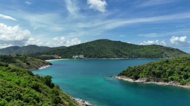 Uçsuz bucaksız okyanusun ortasında, mavi sularla çevrili küçük bir ada..