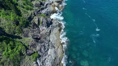 Dalgaların kayalara ve taşlara çarptığı kıyı şeridi..