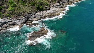 Dalgaların kayalara ve taşlara çarptığı kıyı şeridi..