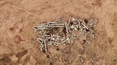 Yapı enkazı kumlu toprağa eşsiz bir şekilde saçılmış ilginç desenler oluşturuyor..