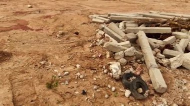 Yapı enkazı kumlu toprağa eşsiz bir şekilde saçılmış ilginç desenler oluşturuyor..
