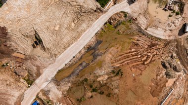 Yeni yol inşaatı ya da inşaat halindeki üstgeçitlerin hava görüntüsü.