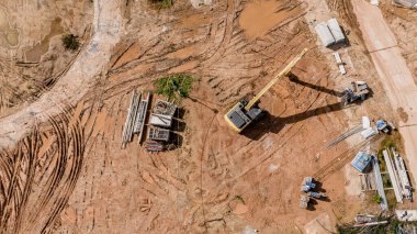 Yeni yol inşaatı ya da inşaat halindeki üstgeçitlerin hava görüntüsü.
