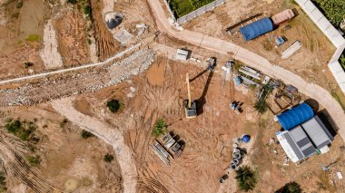 Yeni yol inşaatı ya da inşaat halindeki üstgeçitlerin hava görüntüsü.