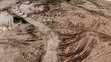 Yeni yol inşaatı ya da inşaat halindeki üstgeçitlerin hava görüntüsü.