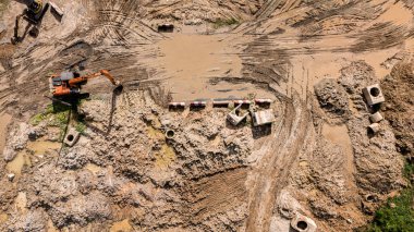 Yeni yol inşaatı ya da inşaat halindeki üstgeçitlerin hava görüntüsü.