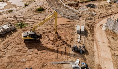 Yeni yol inşaatı ya da inşaat halindeki üstgeçitlerin hava görüntüsü.