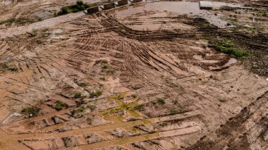 Yeni yol inşaatı ya da inşaat halindeki üstgeçitlerin hava görüntüsü.