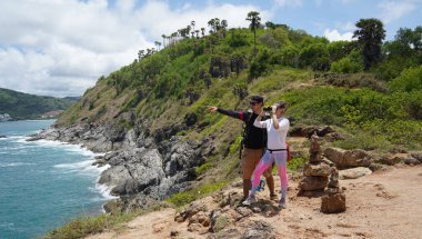 Bir erkek ve bir kadın dikkatle dürbünle uzaktan ilginç bir şeye bakıyorlar..