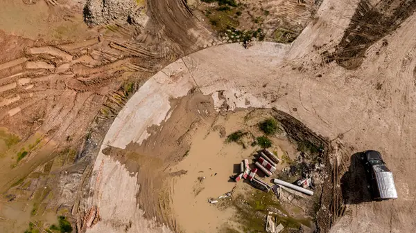 Yeni yol inşaatı ya da inşaat halindeki üstgeçitlerin hava görüntüsü.