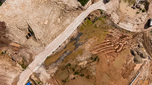 Yeni yol inşaatı ya da inşaat halindeki üstgeçitlerin hava görüntüsü.