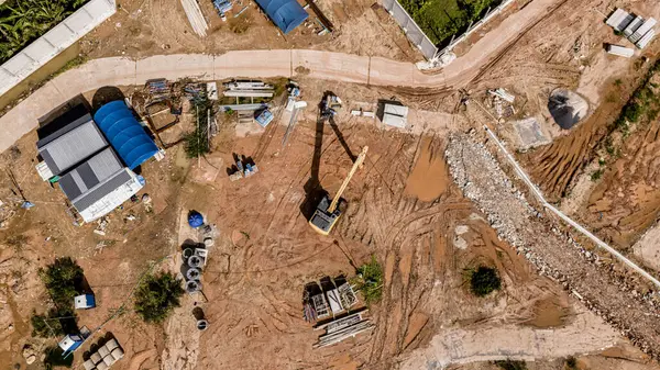 Yeni yol inşaatı ya da inşaat halindeki üstgeçitlerin hava görüntüsü.