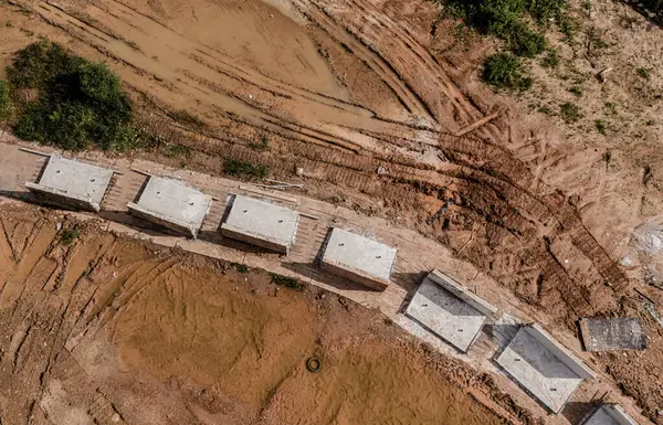 Yeni yol inşaatı ya da inşaat halindeki üstgeçitlerin hava görüntüsü.