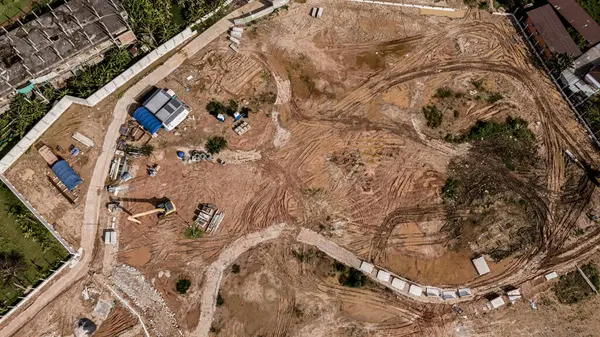 Yeni yol inşaatı ya da inşaat halindeki üstgeçitlerin hava görüntüsü.